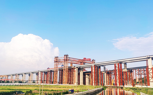 The double-width conjoined steel beam of Wenzhou Oujiang Beikou Bridge adopts a walking intelligent lifting hydraulic system