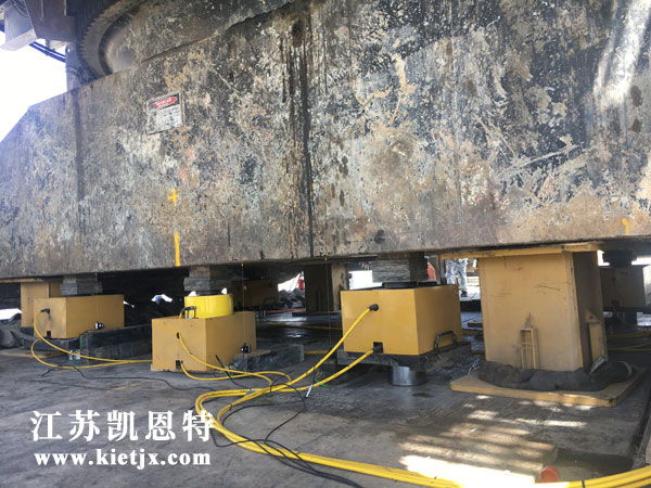 Large tonnage hydraulic cylinder in place under electric shovel