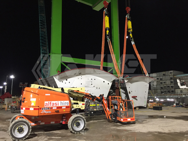 Synchronously lifting the hydraulic cylinder and hoisting the shield pieces of the shield tunneling machine