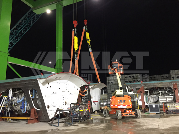 Synchronously lifting the hydraulic cylinder and hoisting the shield pieces of the shield tunneling machine