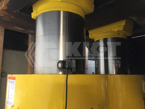 On-site: Installation of cylinder for adjustment of posistions of shield machine