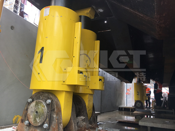 One drive four adjustment cylinders for shield machine controlled by synchronous hydraulic lifting system