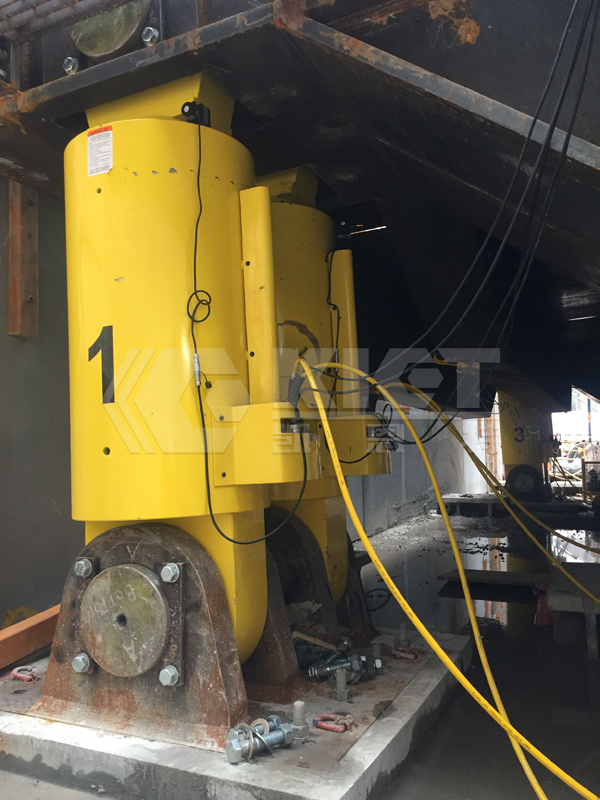One drive four adjustment cylinders for shield machine controlled by synchronous hydraulic lifting system
