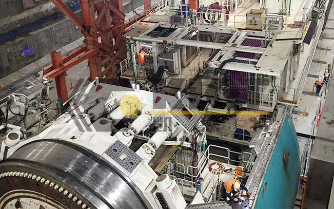 Synchronous hoisting and lifting hydraulic cylinders are used for assembly of the largest shield tunneling machine in Australia