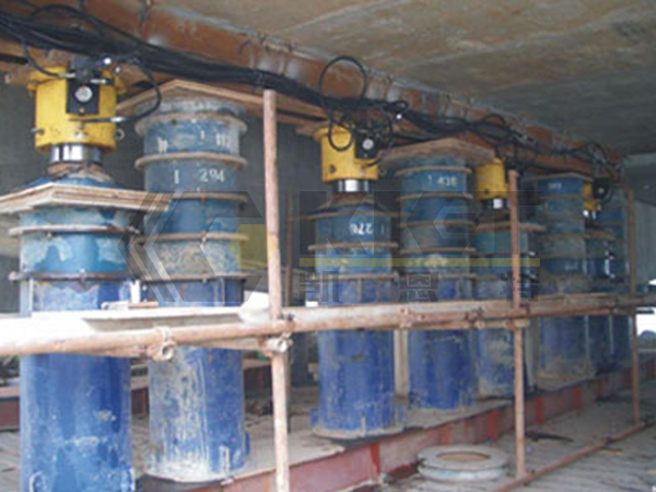 Use 200T large tonnage hydraulic jack for bridge synchronous lifting