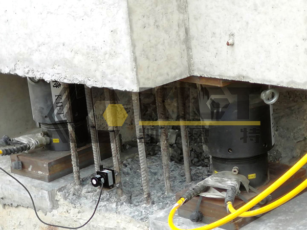 Double-acting mechanical self-locking hydraulic jack for on-site lifting