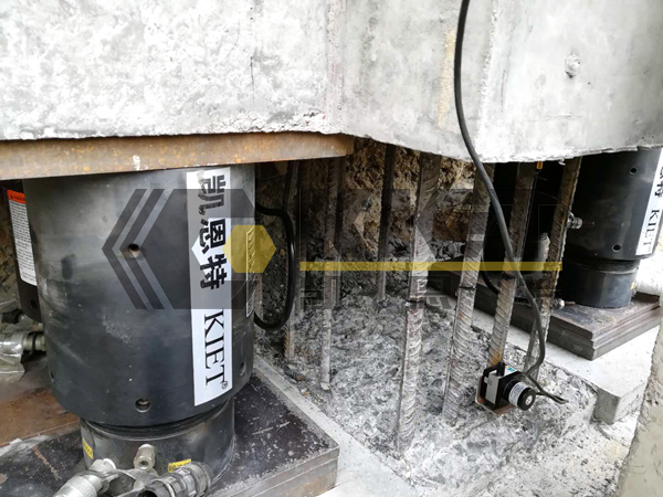 Double-acting mechanical self-locking hydraulic jack for on-site lifting
