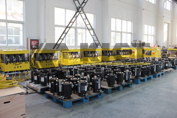 Frequency conversion synchronous lifting hydraulic system and double-acting mechanical self-locking hydraulic jack