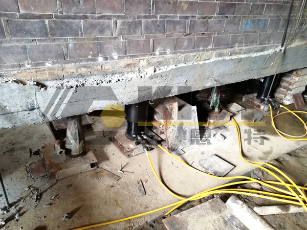 Double-acting mechanical self-locking hydraulic jack for on-site lifting