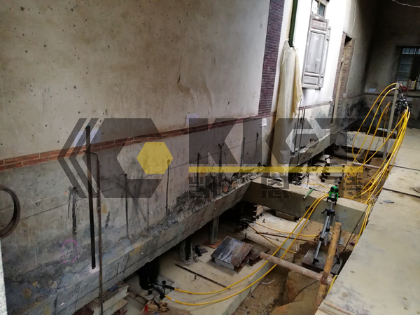 Double-acting mechanical self-locking hydraulic jack for on-site lifting