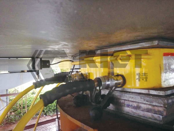 Synchronous lifting of basin pillars to replace rubber bearings