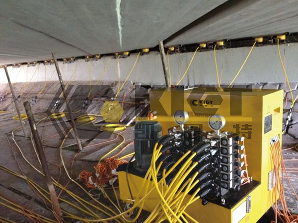 Using 24-point intelligent control synchronous lifting hydraulic system