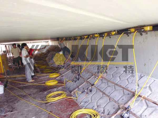 Synchronous lifting of ultra-low and thin hydraulic jacks