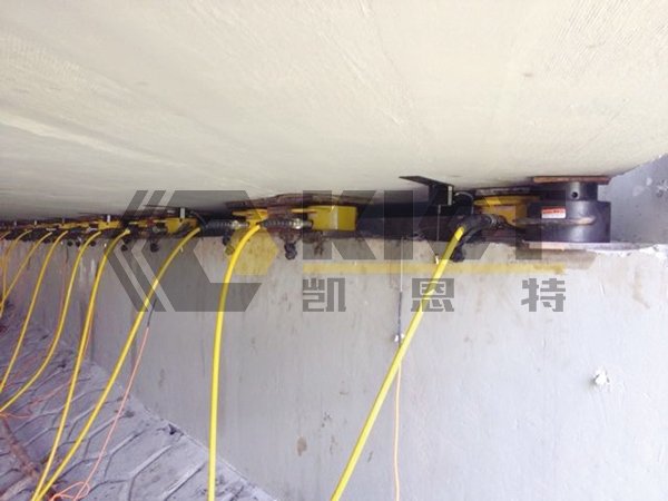 Synchronous lifting of ultra-low and thin hydraulic jacks