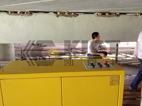 Synchronous lifting of slab girder