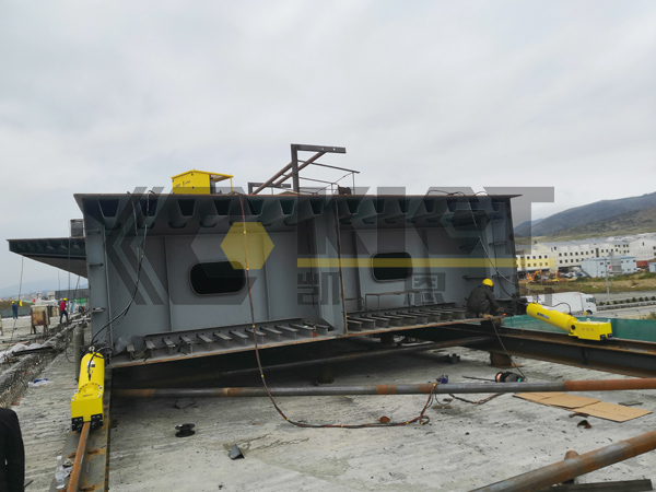 Steel box beam pushing and sliding site