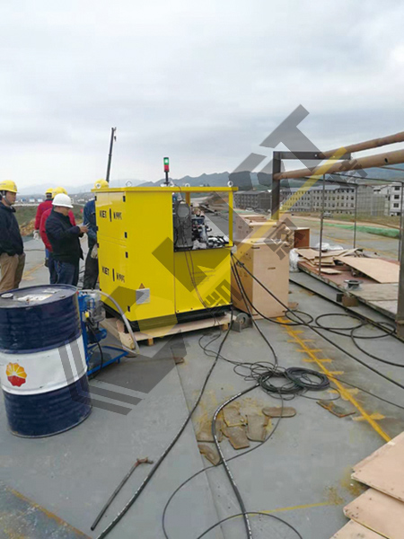 Controlled by rail-clamped synchronous push hydraulic system