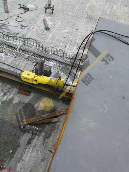 Use two rail clamps to push cylinders synchronously