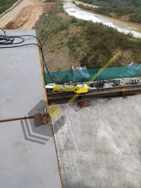 Use two rail clamps to push cylinders synchronously
