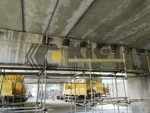 Synchronous lifting of slab-girder bridges