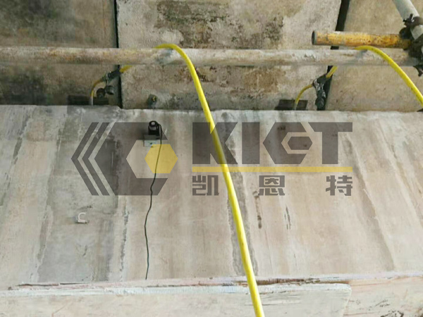 Synchronous lifting of slab-girder bridges