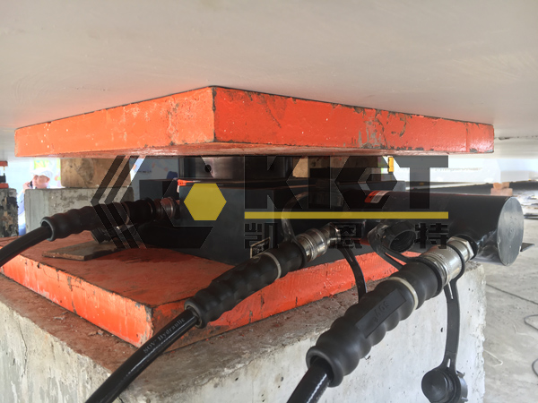 Two-dimensional adjustment hydraulic jack fine-tuning site