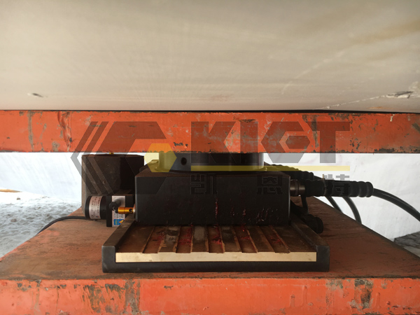 Two-dimensional adjustment hydraulic jack fine-tuning site