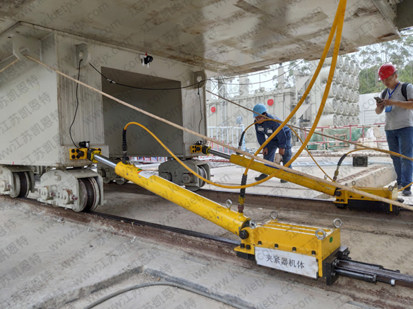 Track-Clamping Synchronous Pushing Hydraulic System