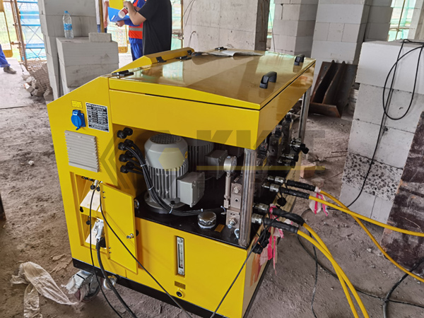 This construction uses a four-point variable frequency control synchronous lifting hydraulic system
