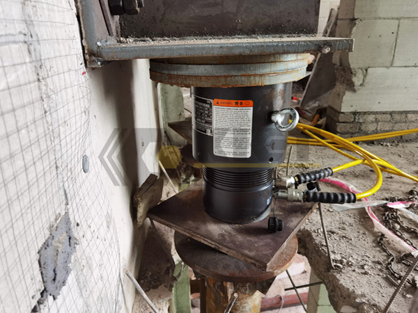 The steel structure column foot is installed at the lifting point as the contact surface of the hydraulic jack
