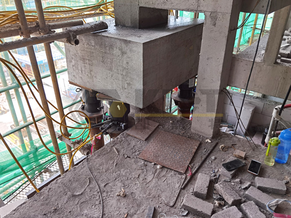 A single lifting point uses four hydraulic jacks to lift synchronously
