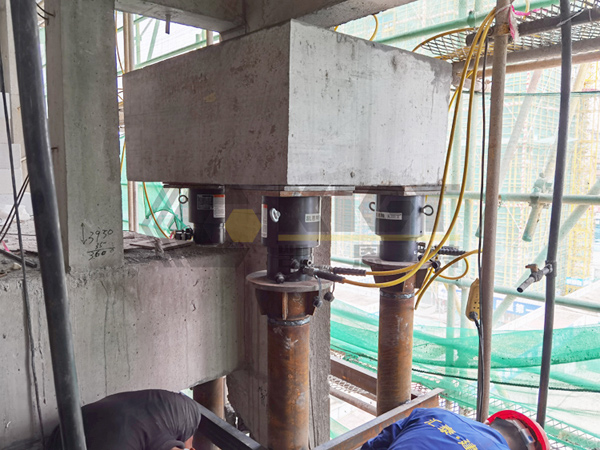 Synchronous lifting of multiple self-locking hydraulic jacks