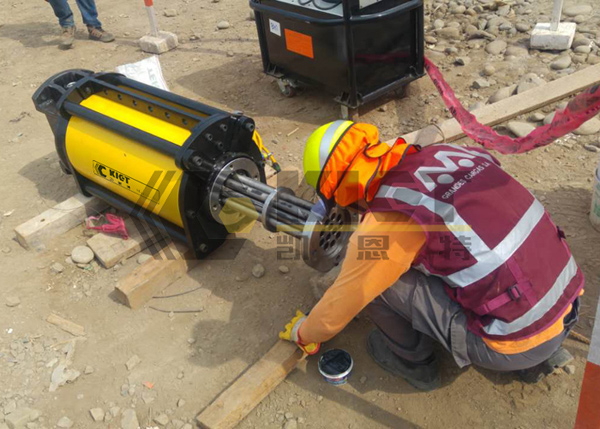 Tension hydraulic jack construction site