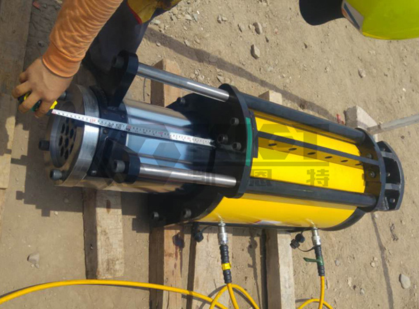 Tension hydraulic jack construction site