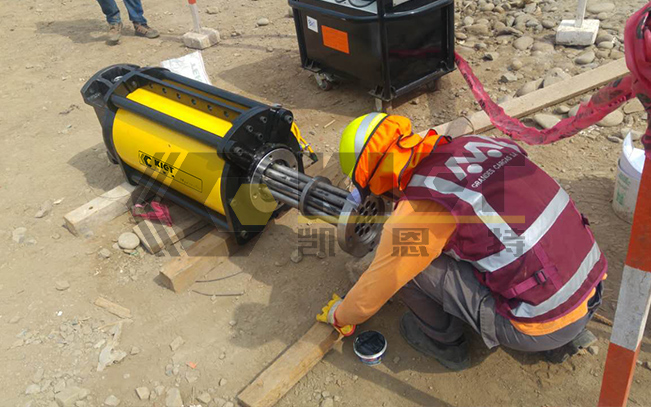 Tension hydraulic jack for prestressed concrete structure construction