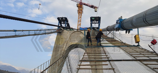 Synchronous lifting hydraulic system is used for the overall lifting of steel box girder