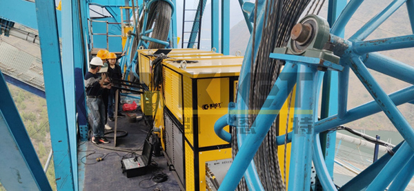 Synchronous lifting hydraulic system control center