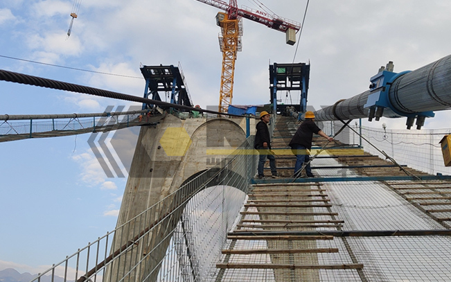 Synchronous lifting hydraulic system applied to bridge construction box girder lifting