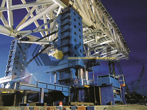Heavy-Duty Self-Climbing Synchronous Lifting System for Synchronous Lifting and Installation of Steel Structures