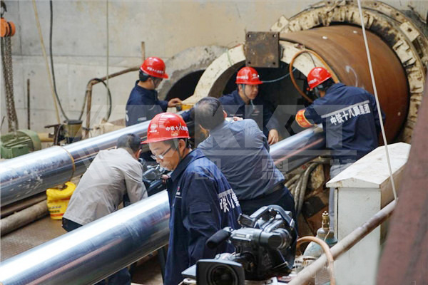 Long stroke hydraulic cylinder for engineering pipe lifting