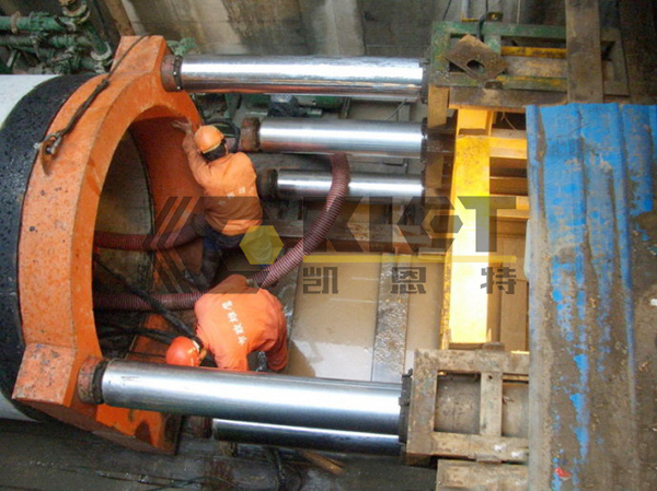 Long stroke hydraulic cylinder for engineering pipe lifting