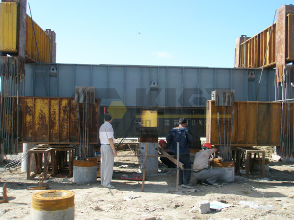 Large tonnage hydraulic jack is used for high-rise building pile foundation inspection