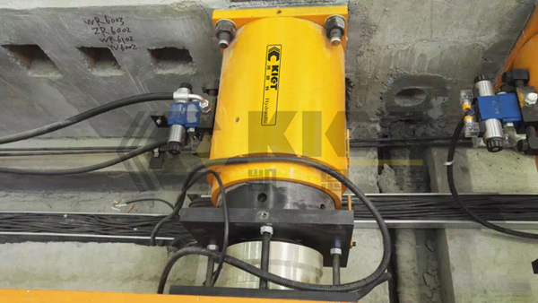 Hollow hydraulic jack for strength testing of concrete structures