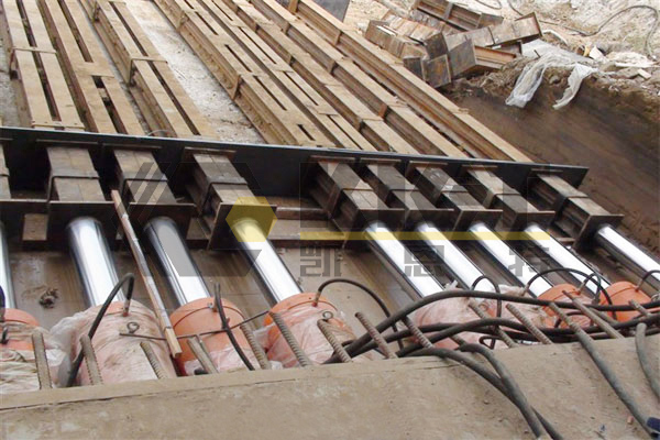 Long stroke hydraulic jack for house translation