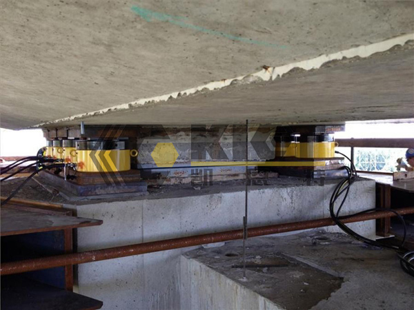 Low profile self-locking hydraulic jack for bridge bearing replacement