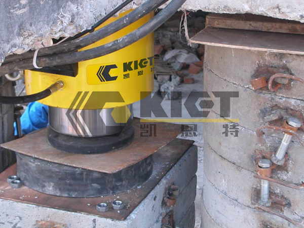 Large tonnage hydraulic jack is used for synchronous lifting of bridges
