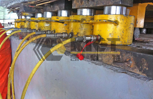 Thin Hydraulic Jack for Bridge Synchronous Lifting Replacement of Rubber Bearings