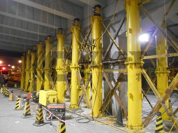 Large tonnage hydraulic jack is used for synchronous lifting of bridges