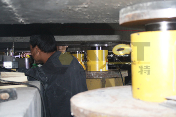 Large tonnage hydraulic jack is used for synchronous lifting of bridges