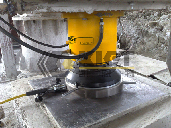 Follow-up hydraulic jack for bridge construction